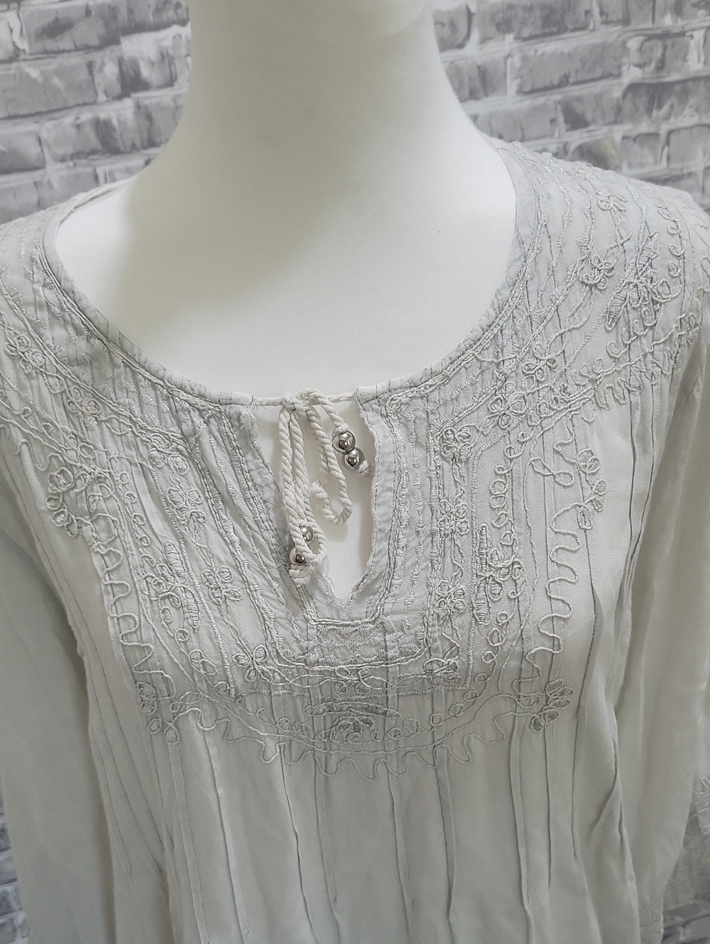 Solitaire Light Gray Ivory  Embroidered Lace-Front Long Boho Tunic Top Sz M
